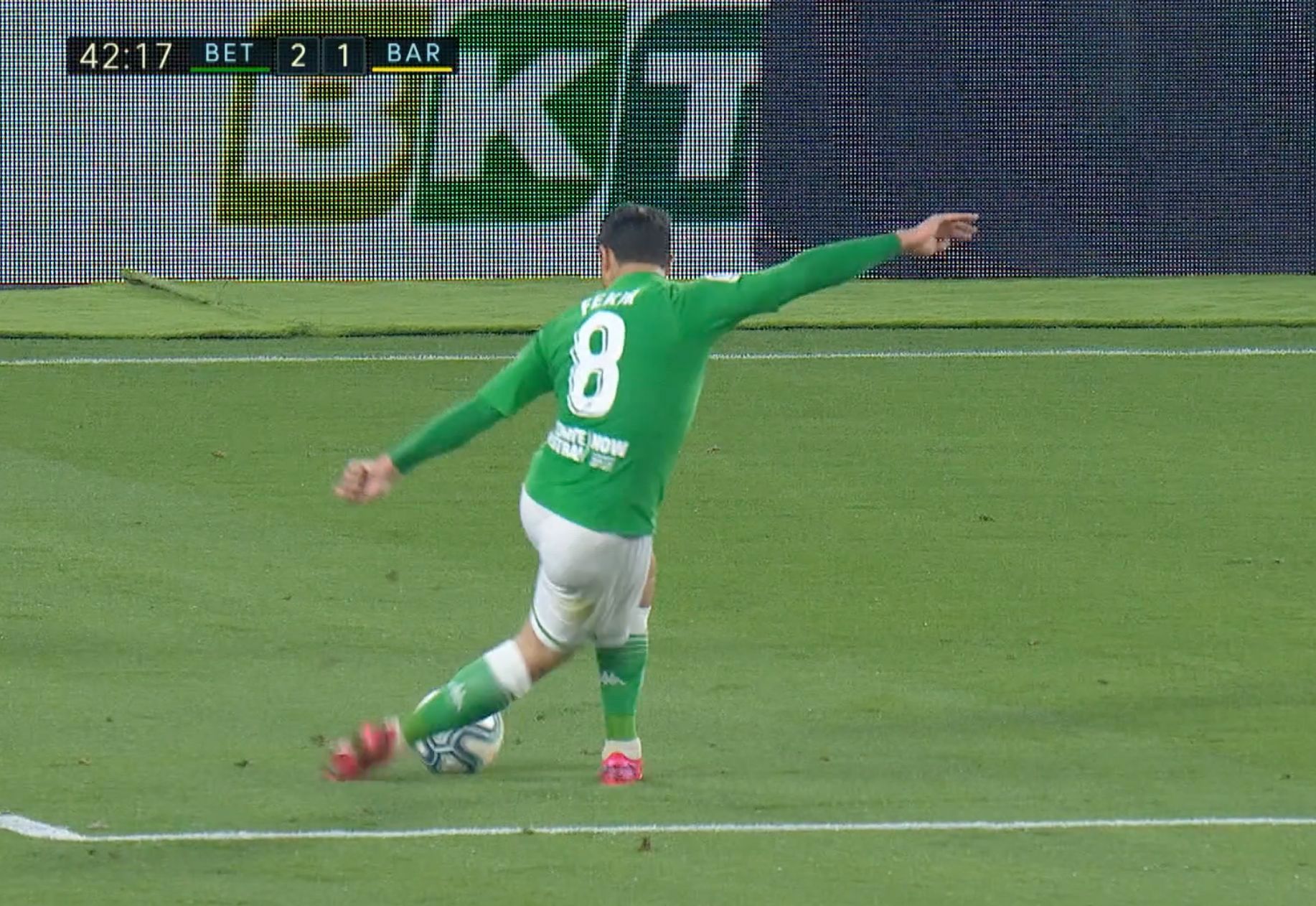 El golpeo de rabona durante el Betis-Barça, uno de los gestos técnicos del francés.