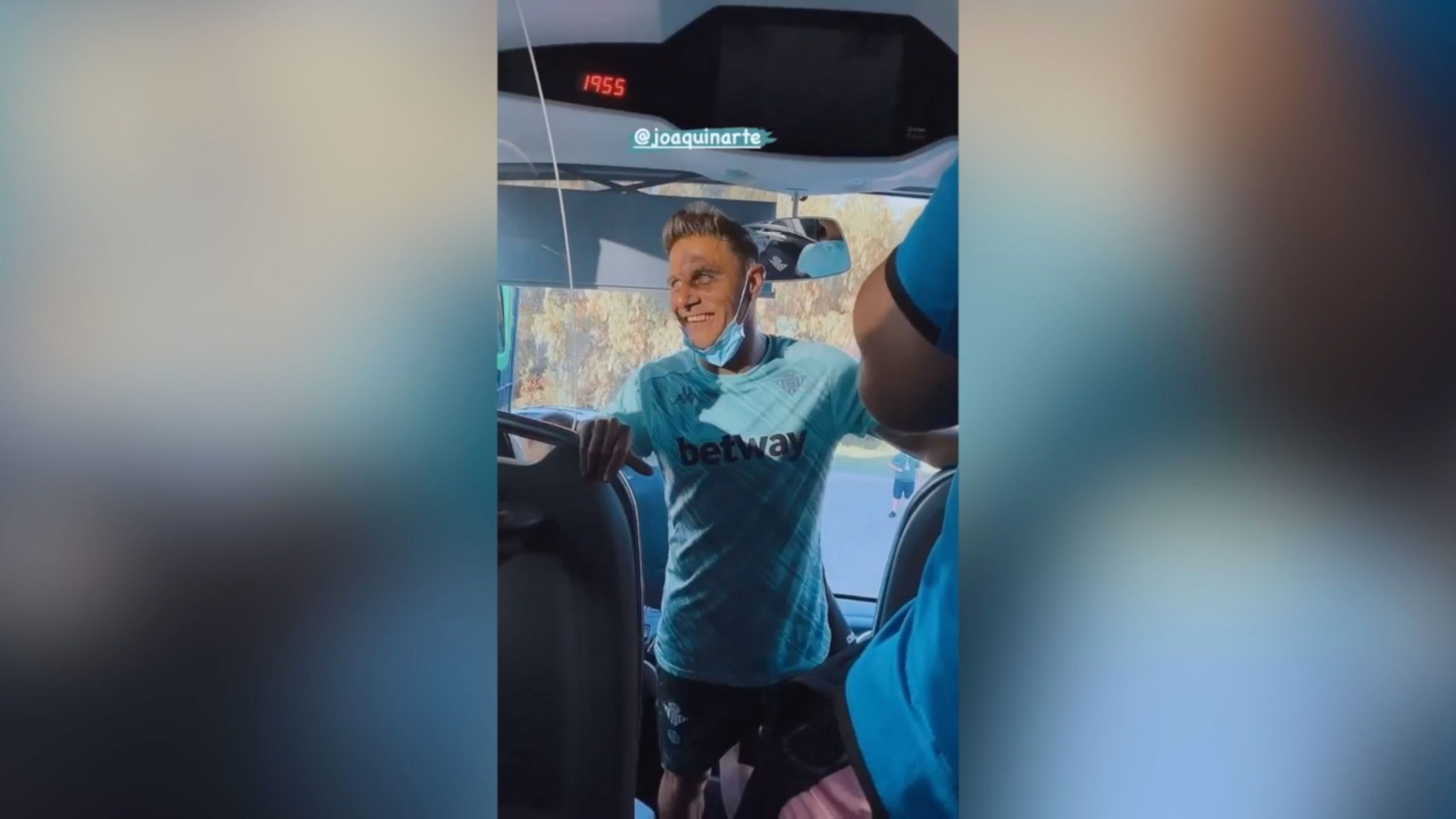 Joaquín conduciendo el bus del Betis.