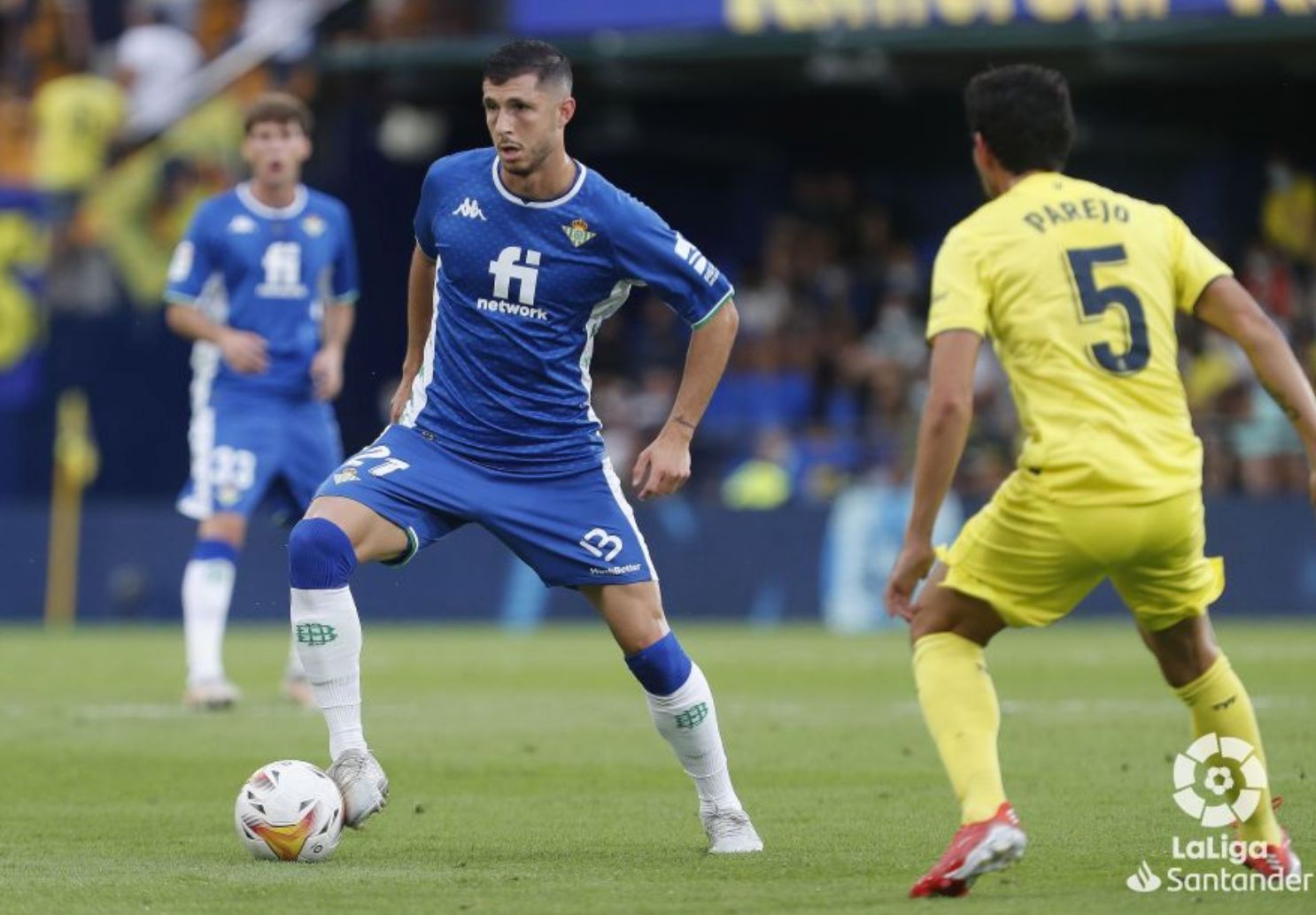  Guido Rodríguez con la pelota.