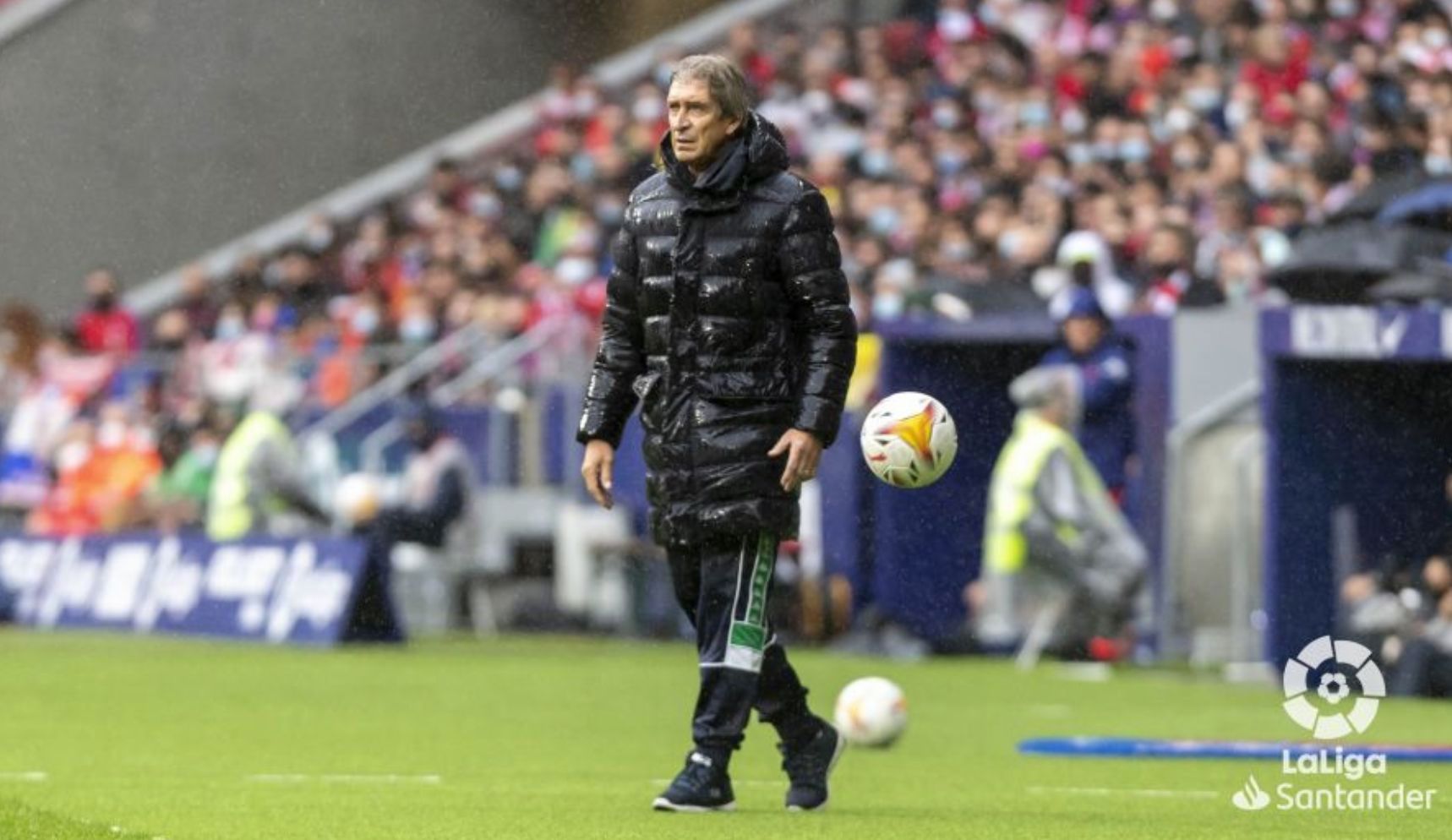 Pellegrini da órdenes a sus jugadores empepado en el choque del Wanda.