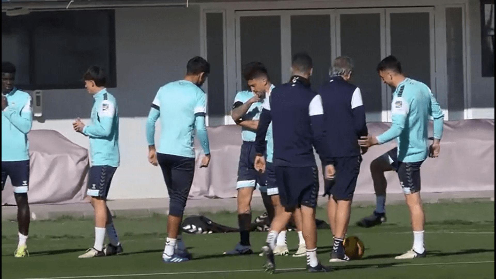  Marc Roca, en el momento que intenta hacerle un túnel a Pellegrini (foto: Jesús Borrero)