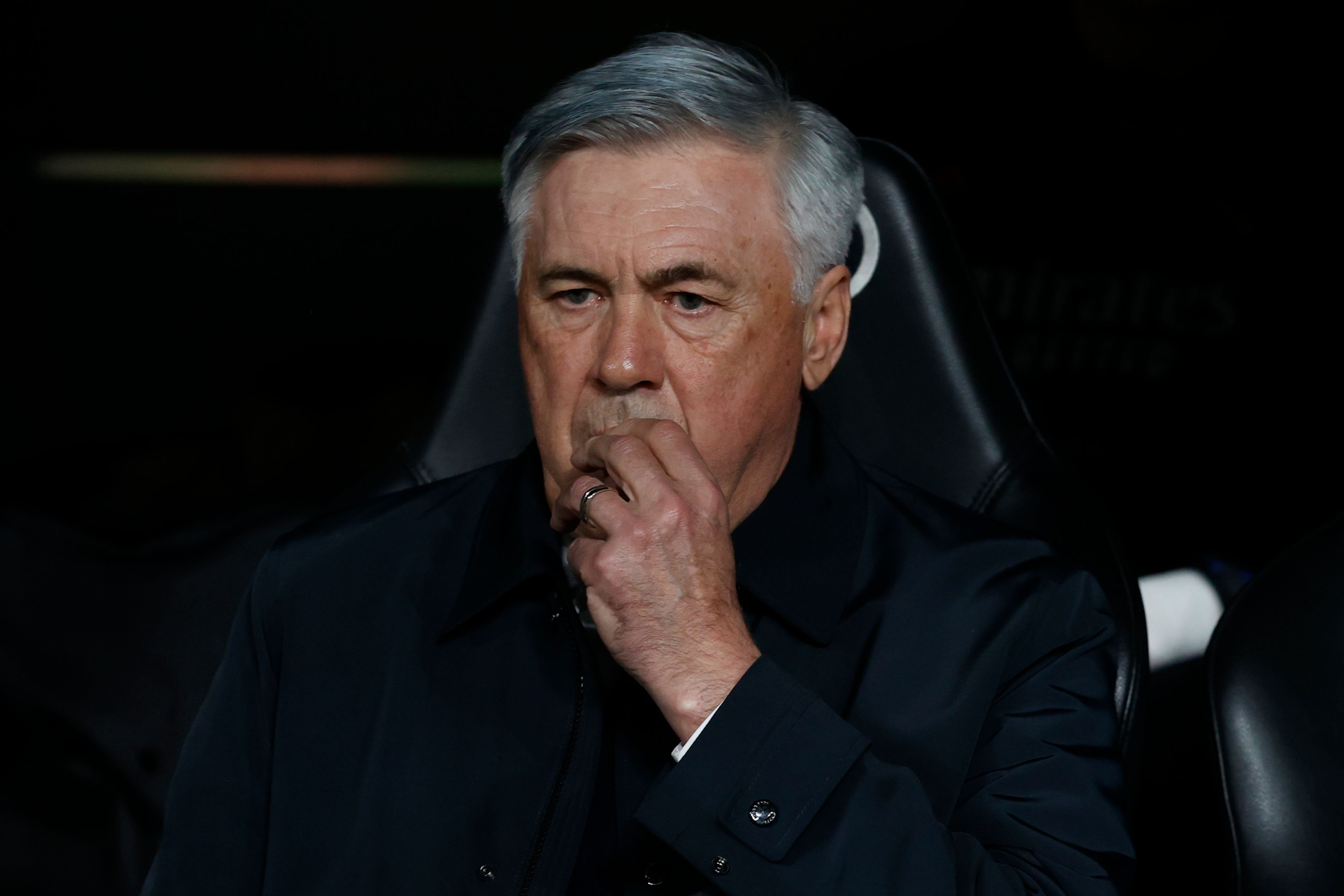  Carlo Ancelotti, en el banquillo del Bernabéu durante El Clásico.