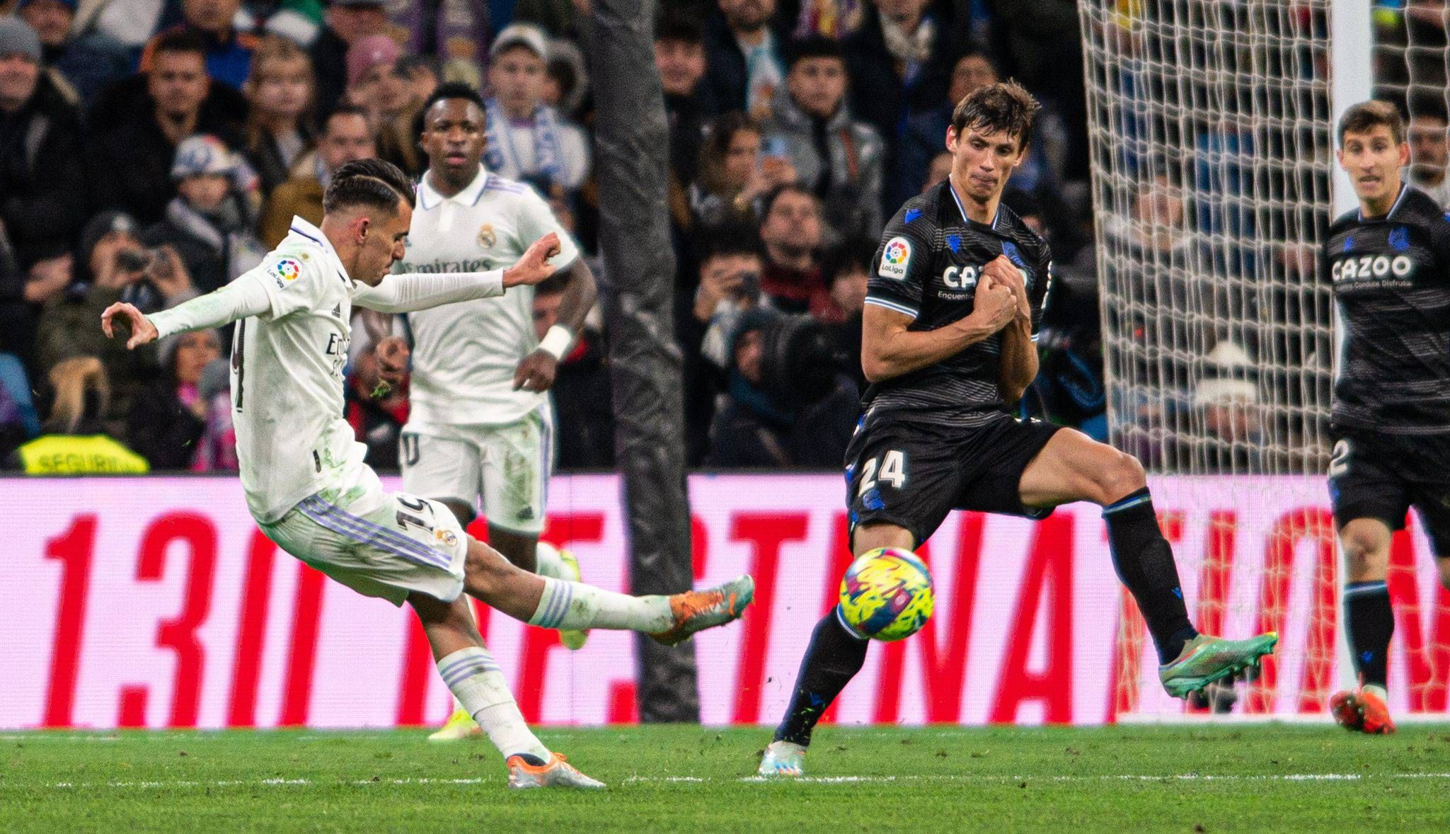 Ceballos golpea el balón.