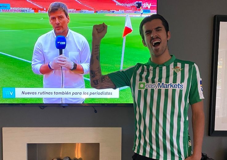  Dani Ceballos se pone la camiseta del Betis para ver el derb.