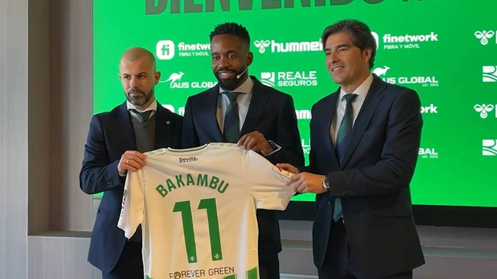 Cédric Bakambu posa con la camiseta del Real Betis en su presentación oficial.