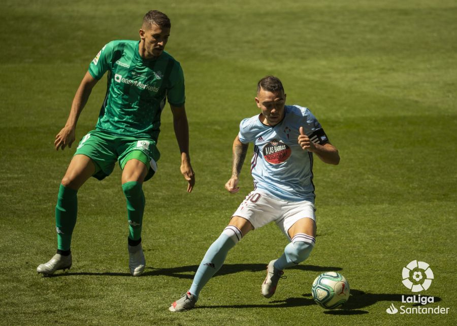  Iago Aspas ante Feddal durante el Celta-Betis.