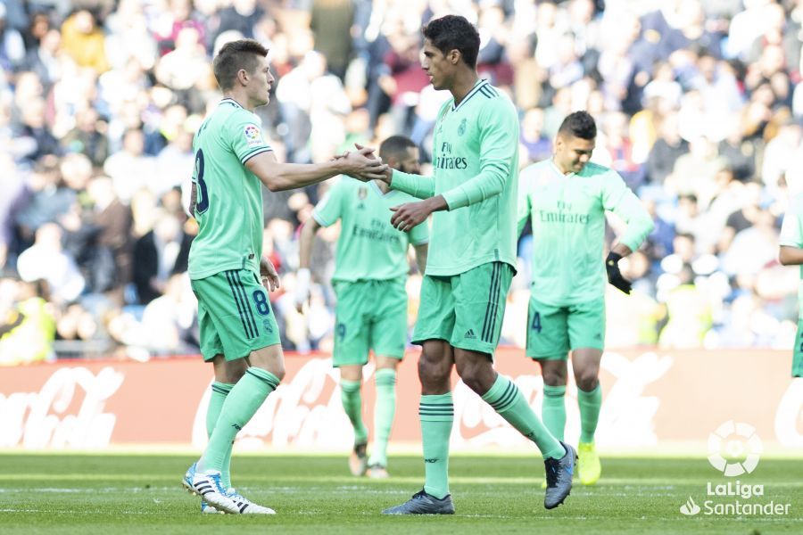 Varane celebra el gol con sus compañeros.