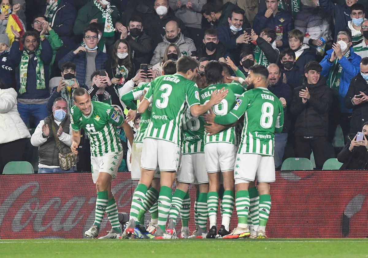 El Betis celebra uno de los tantos de Borja Iglesias al Alavés