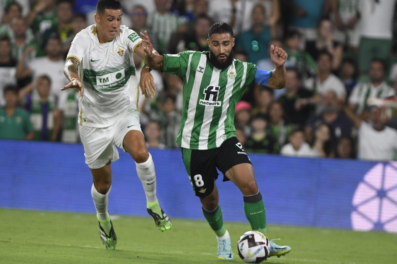  Nabil Fekir con la pelota.