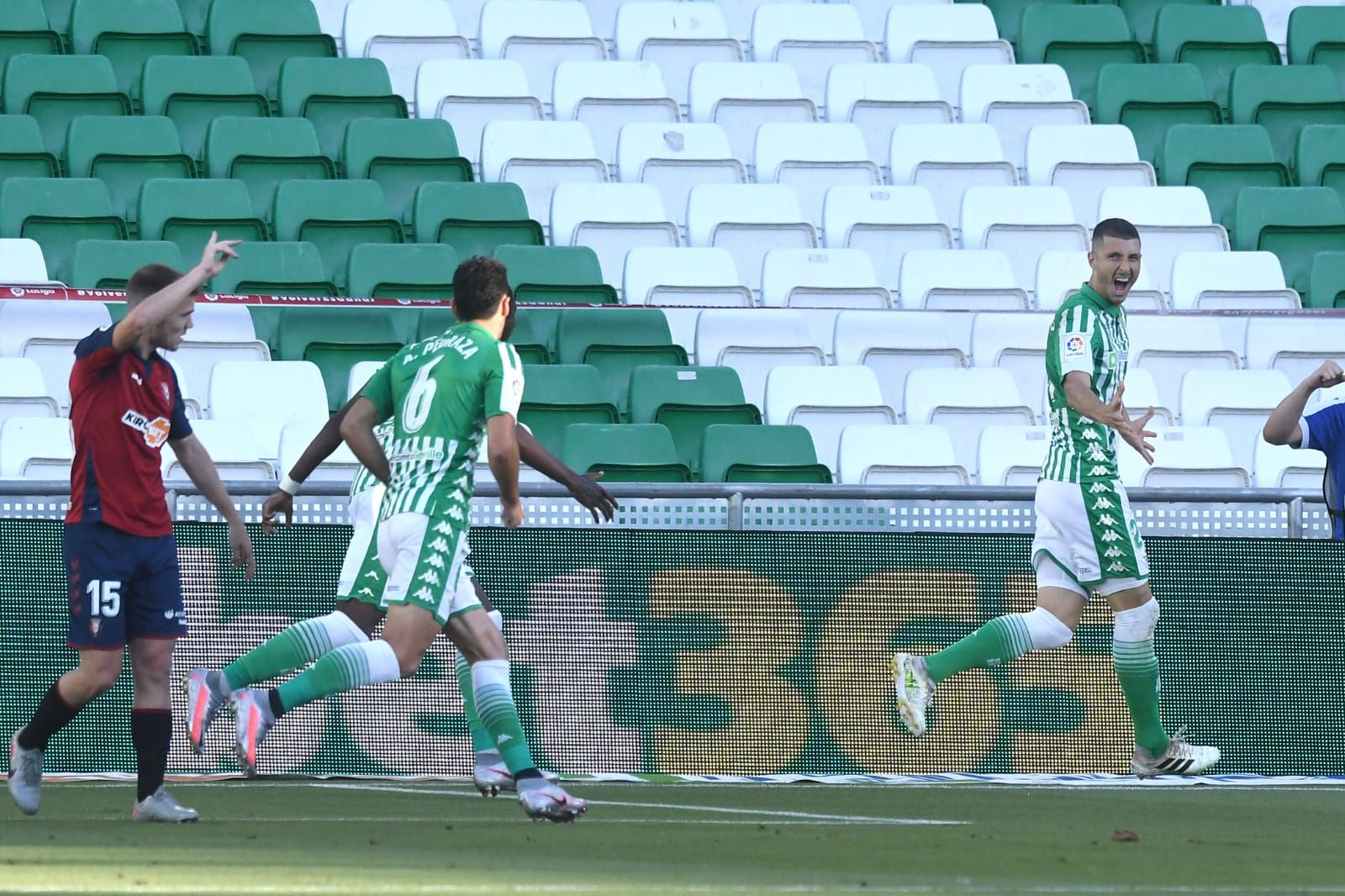 Celebración de uno de los tres goles del argentino como verdiblanco.