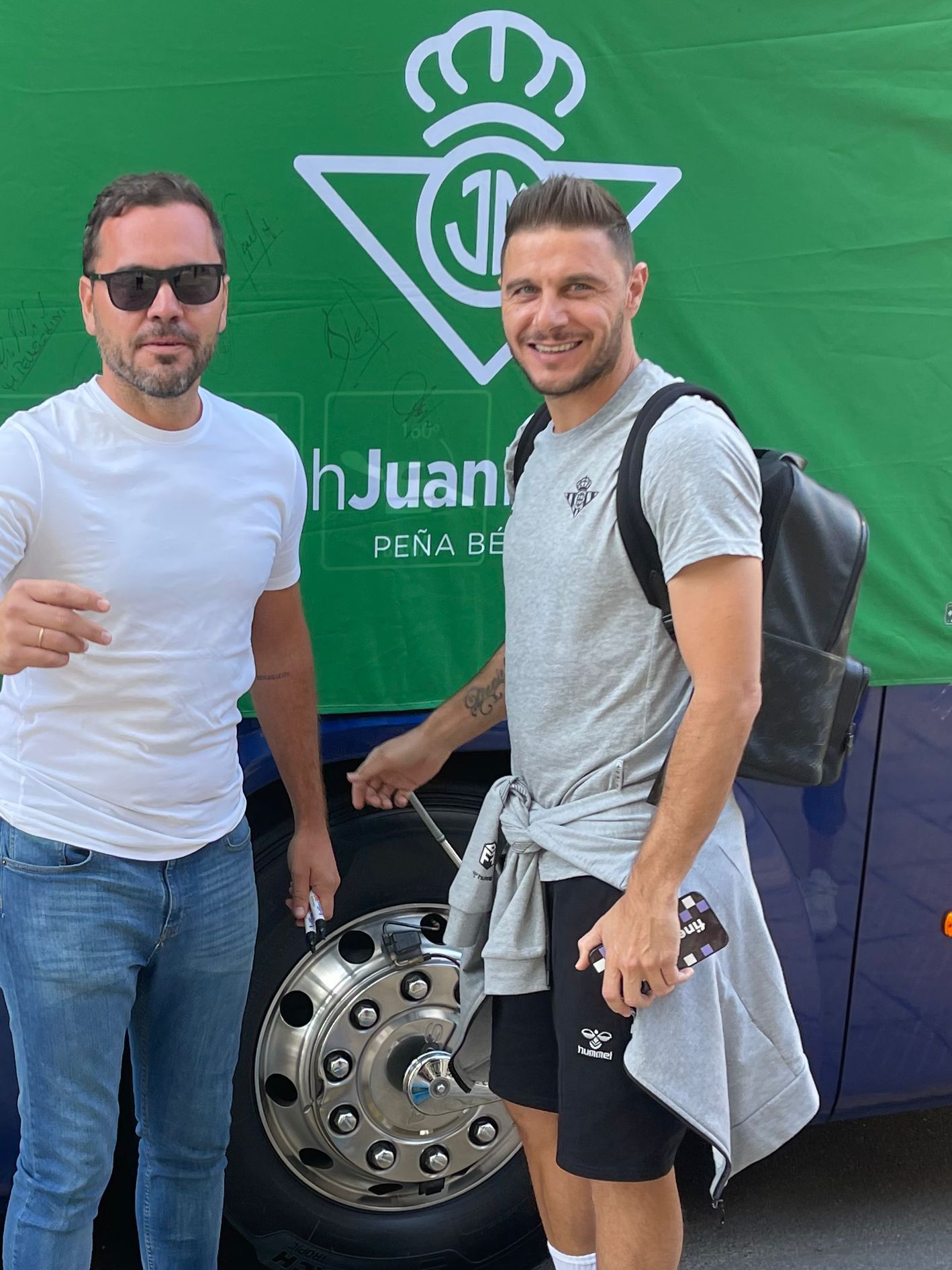  Christian, con Joaquín Sánchez en el autobús del Betis.