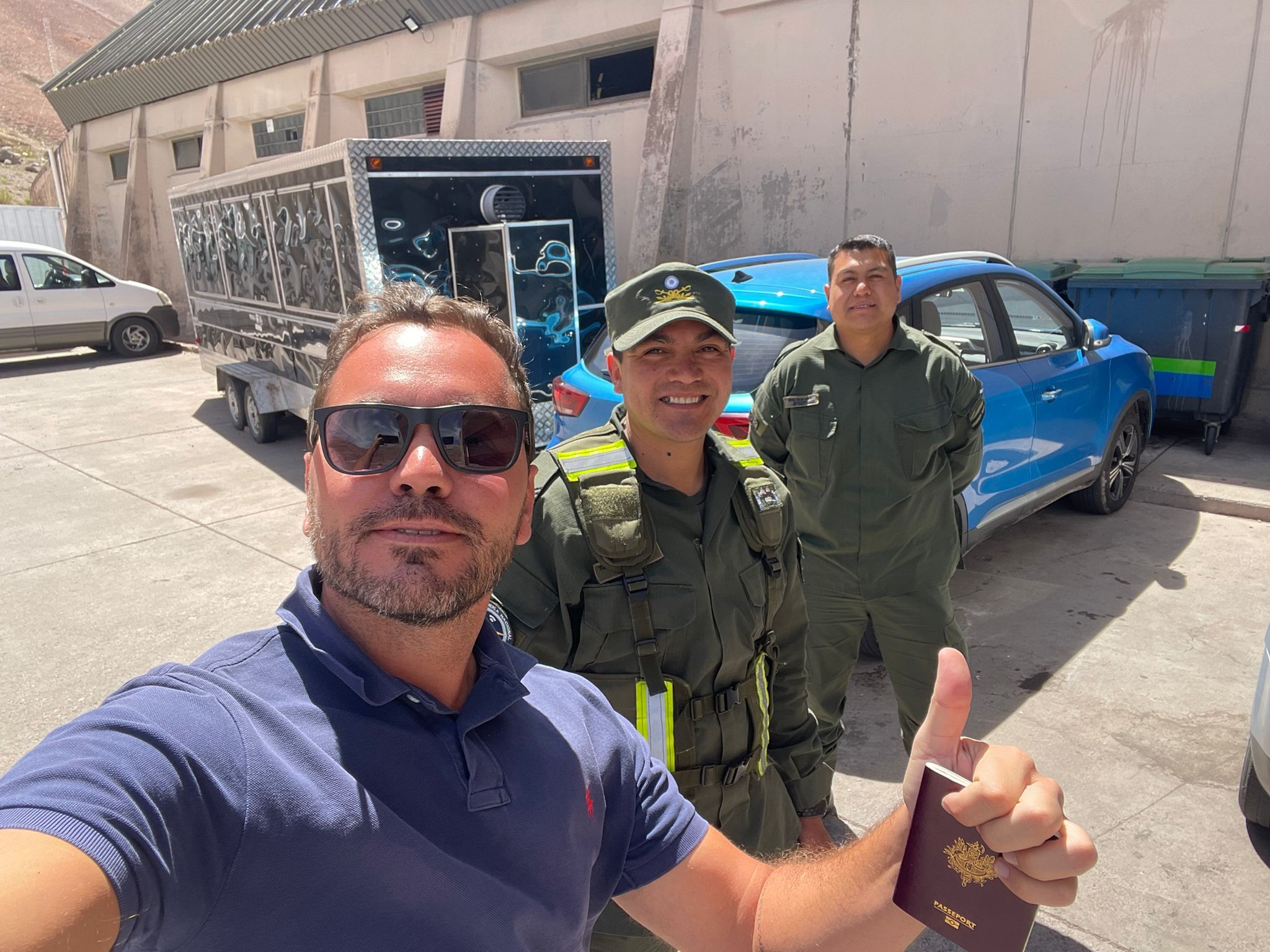  Los guardias que custodiaron el coche en Los Andes.