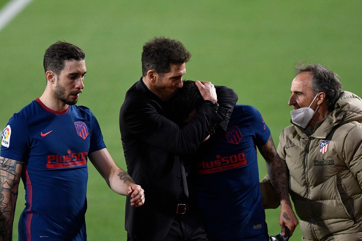  Simeone abraza a Correa en el Villamarín.