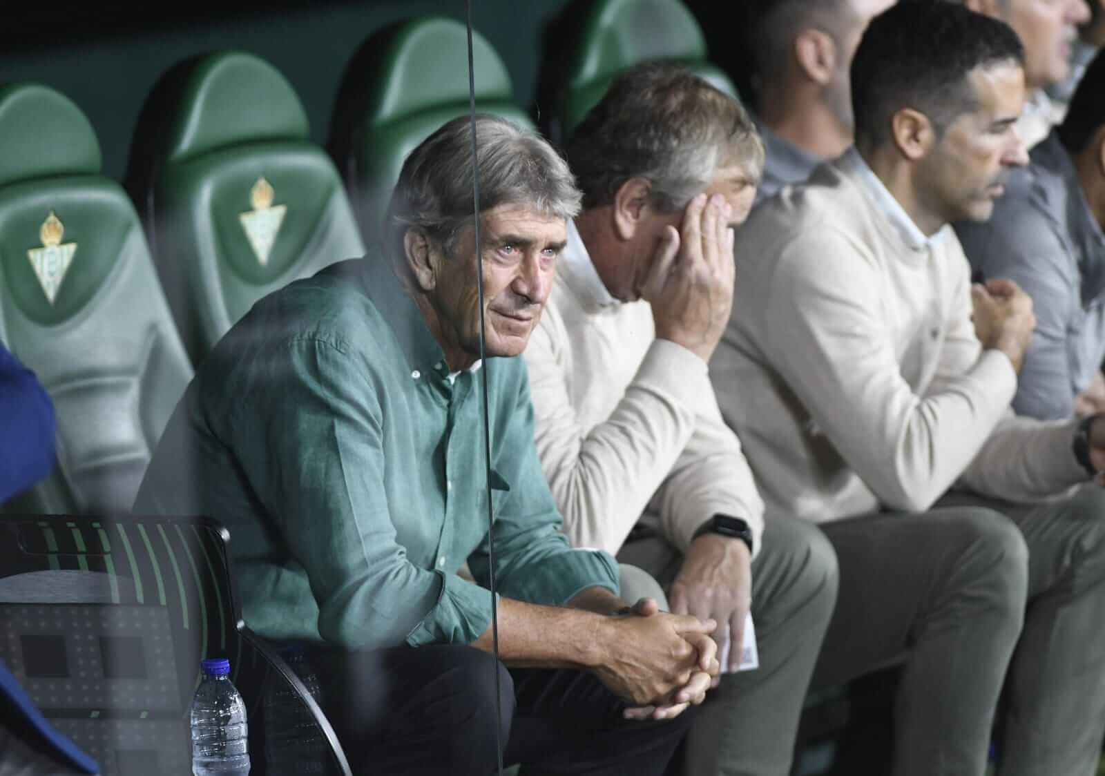  Manuel Pellegrini, en el banquillo del Villamarín.