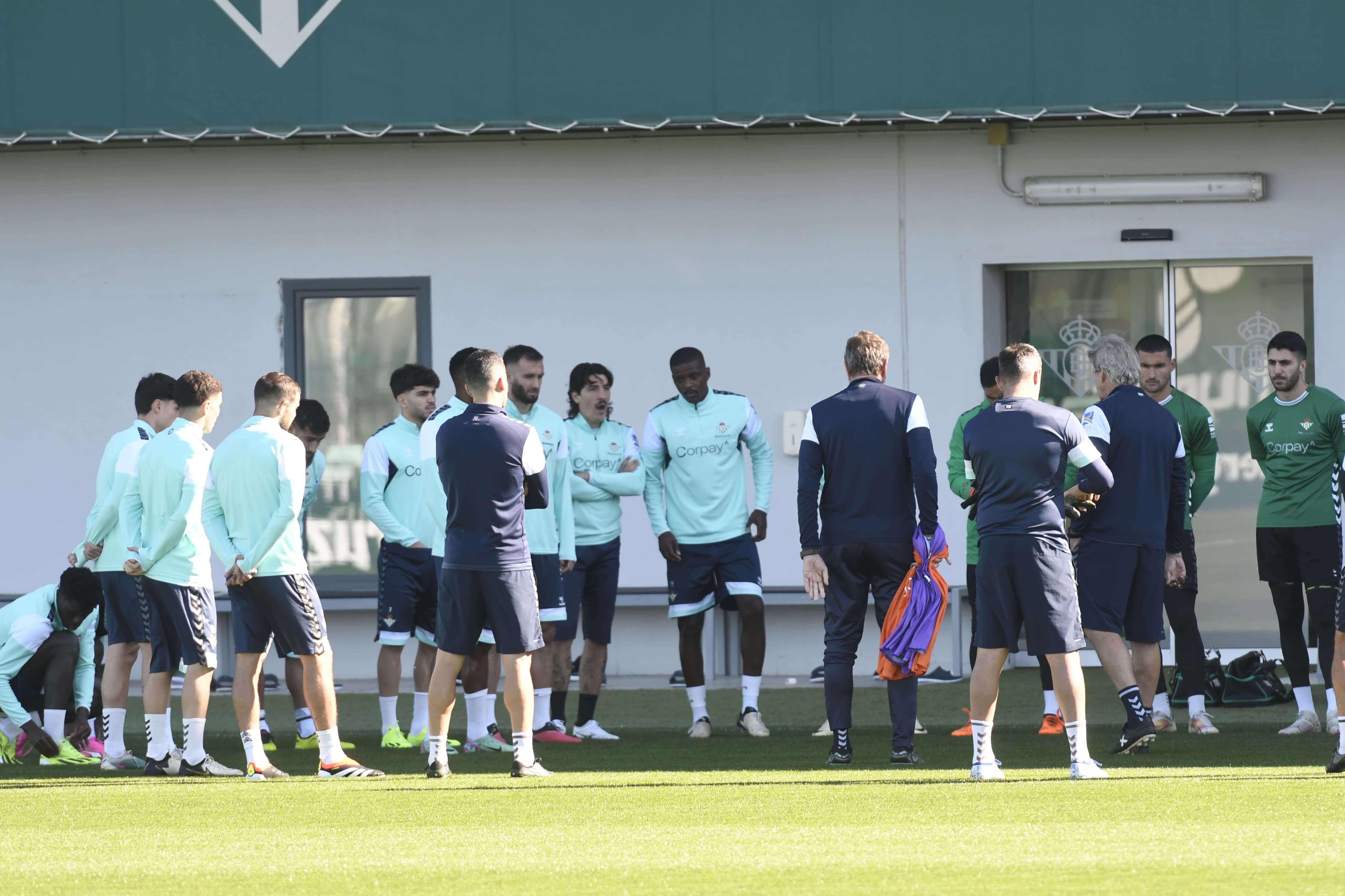 La plantilla del Betis en un entrenamiento (foto: Kiko Hurtado).