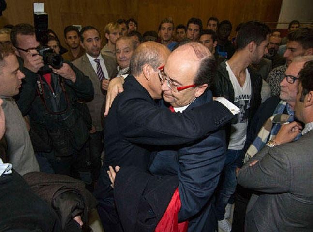  El expresidente José María del Nido abraza a José Castro