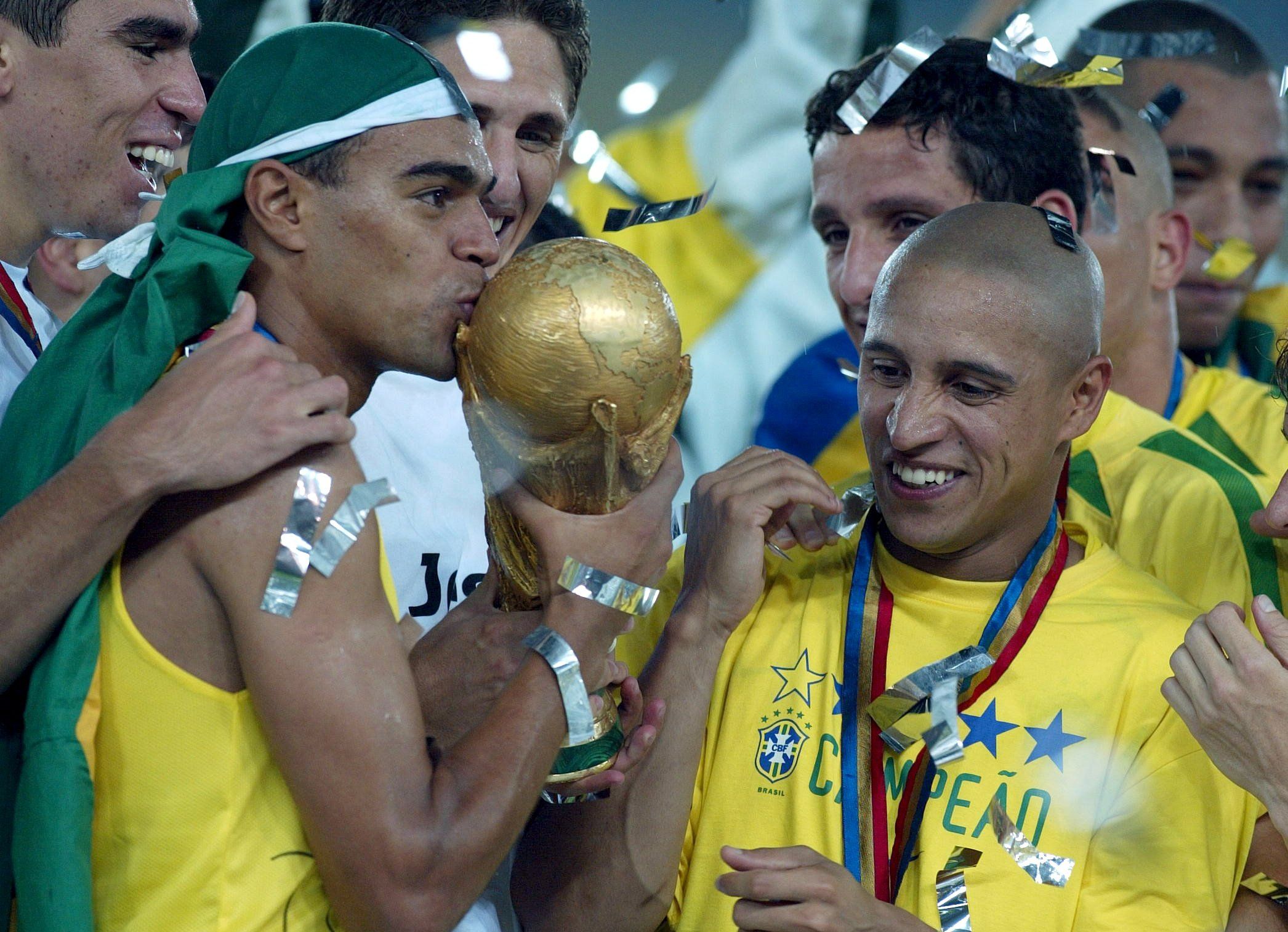 Denilson besa la Copa del Mundo.