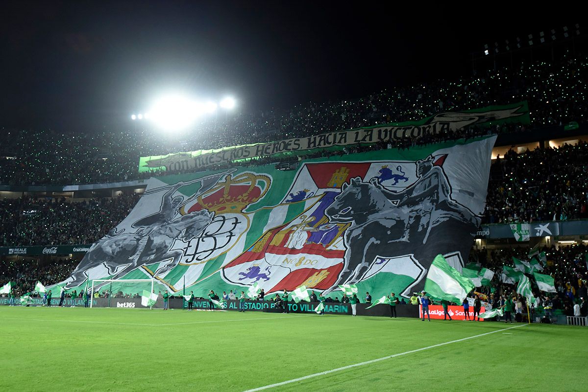  Tifo de la afición del Betis en el Villamarín para el derbi contra el Sevilla.