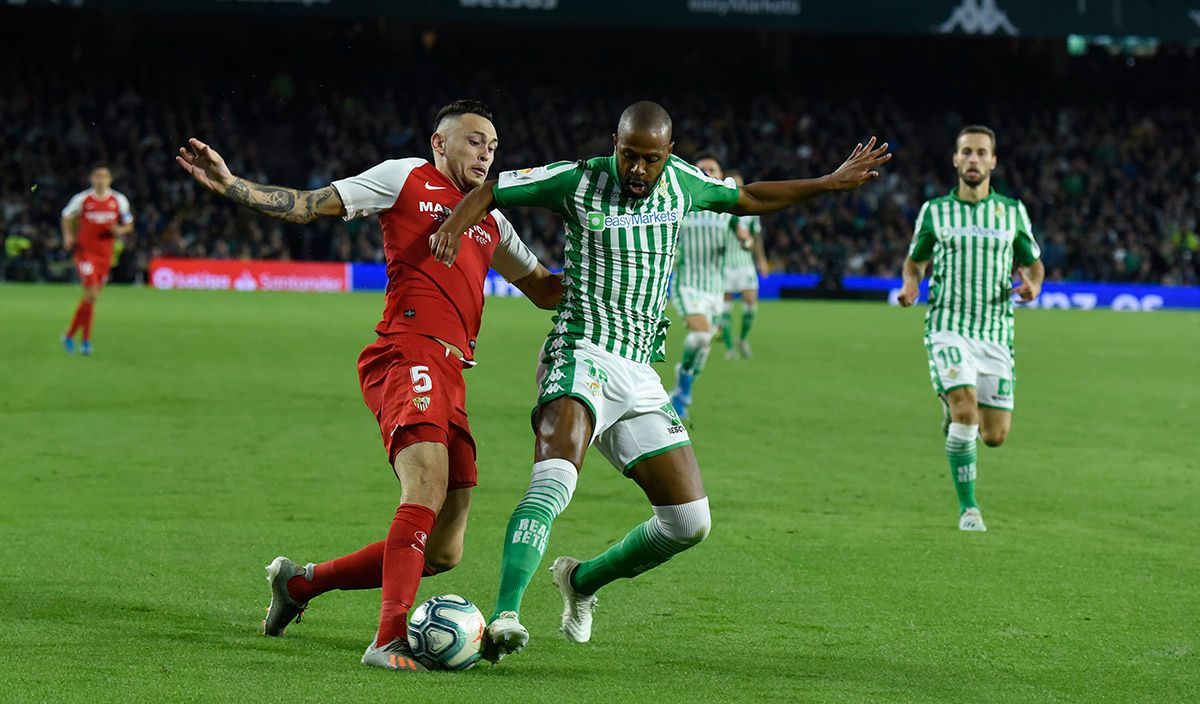  Lucas Ocampos, en un lance de juego con Sidnei.