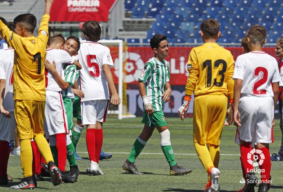  Los jugadores en el derbi de LaLiga Promises.
