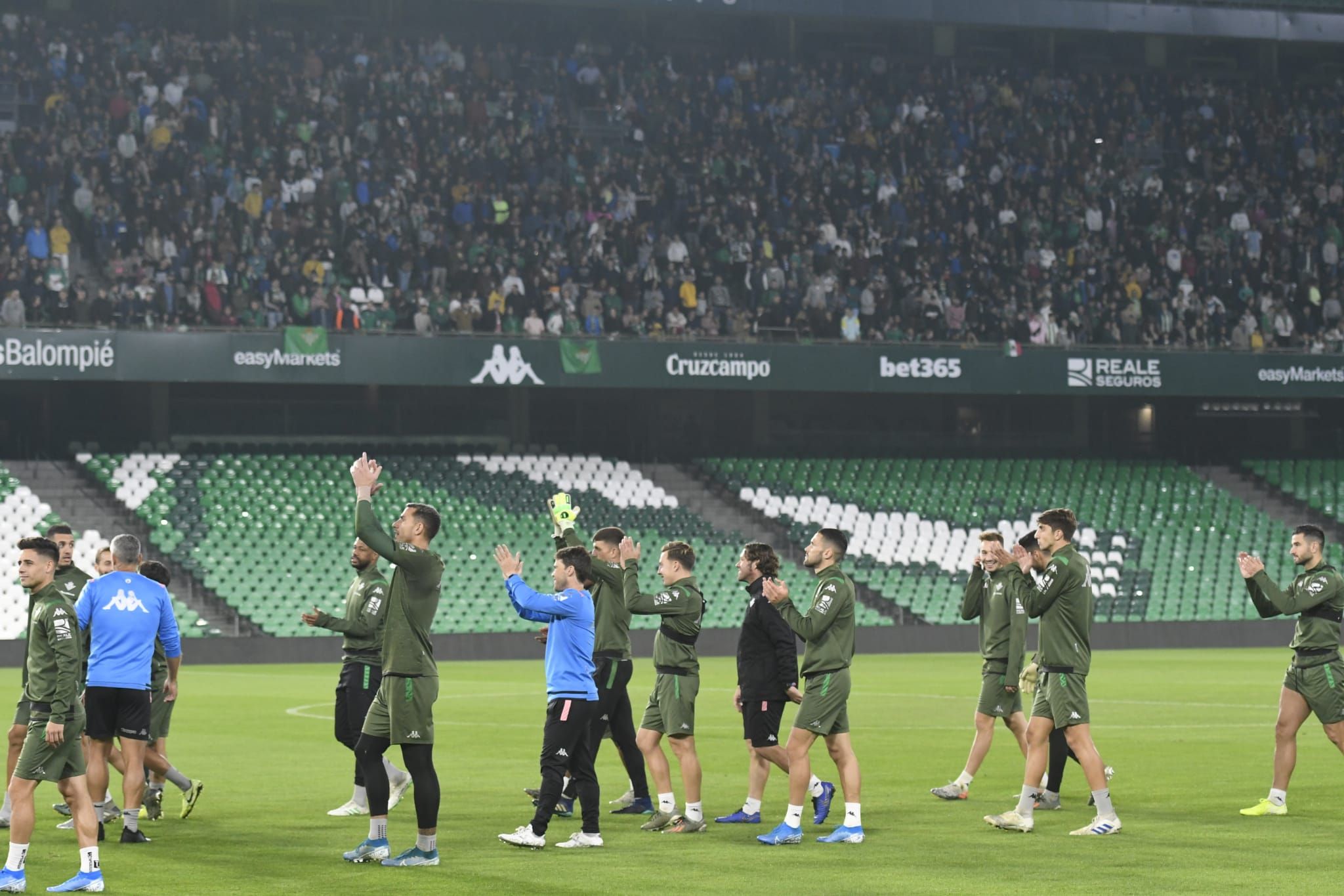  Los jugadores del Betis, durante el entrenamiento a puerta abierta antes del derbi contra el Sevilla.