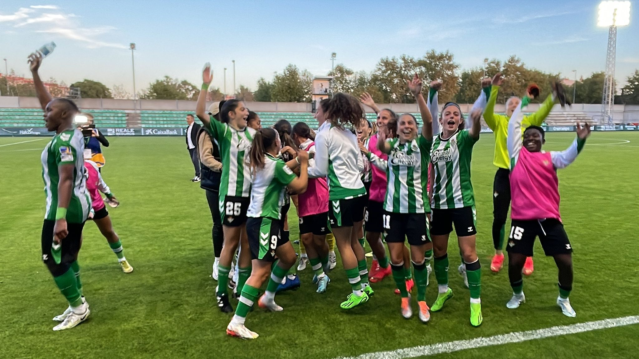  El Real Betis Féminas celebra la victoria en el derbi femenino.