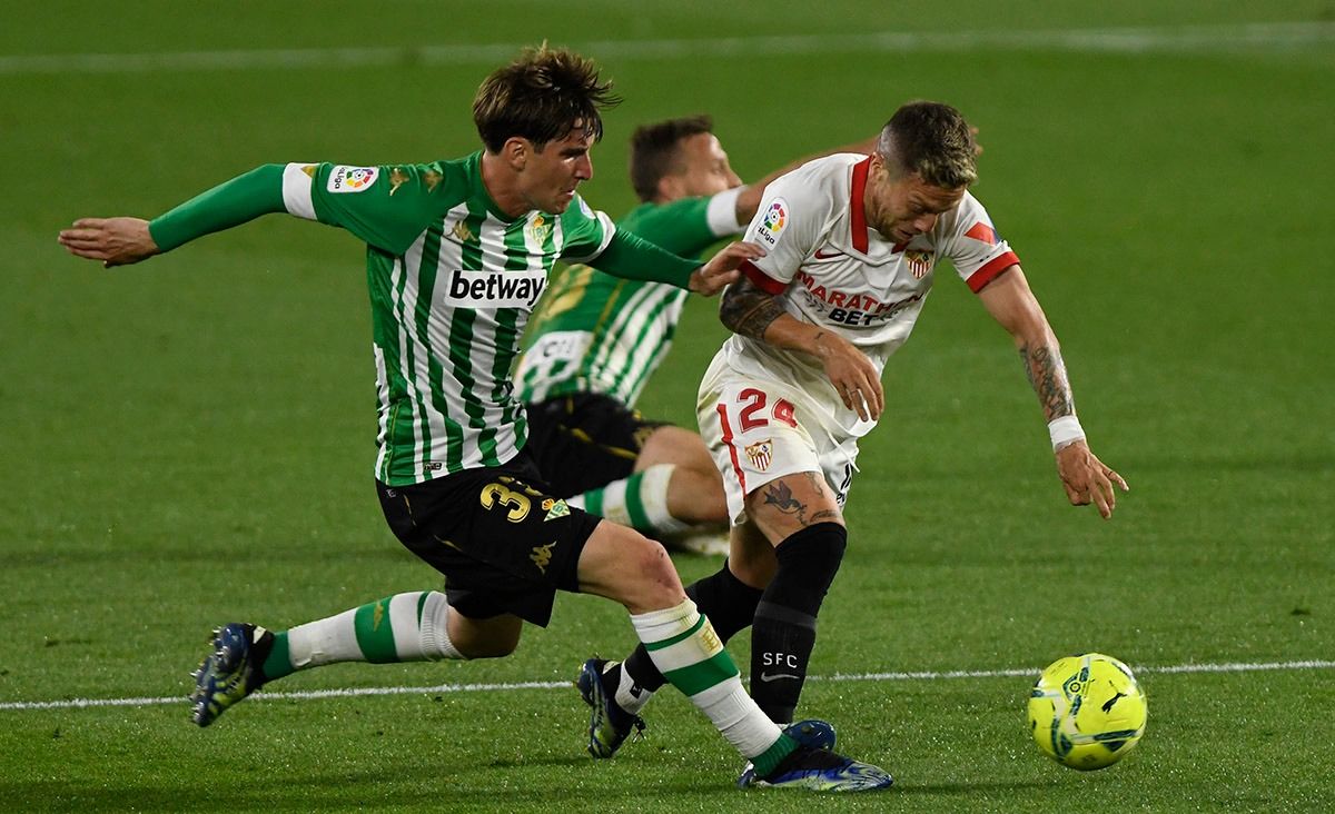  Miranda cubre al Papu Gómez en el derbi ante el Sevilla FC.