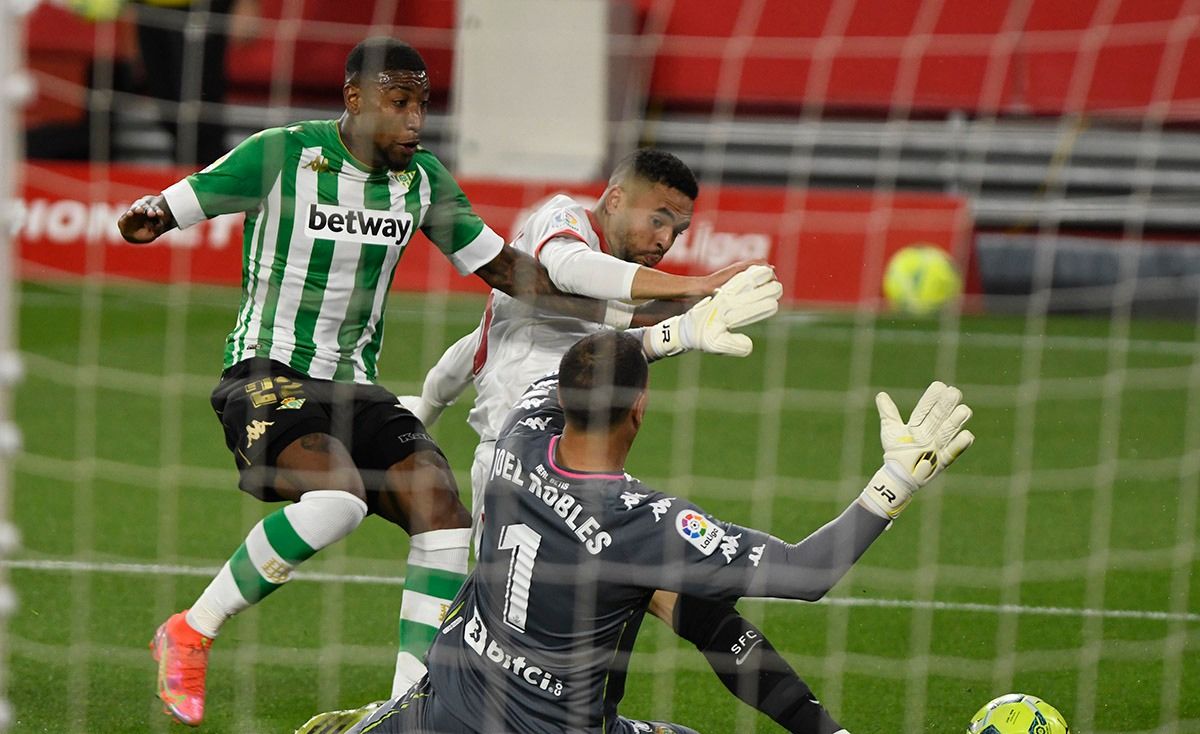  En-Nesyri, en una ocasión de las que disfrutó en El Gran Derbi.