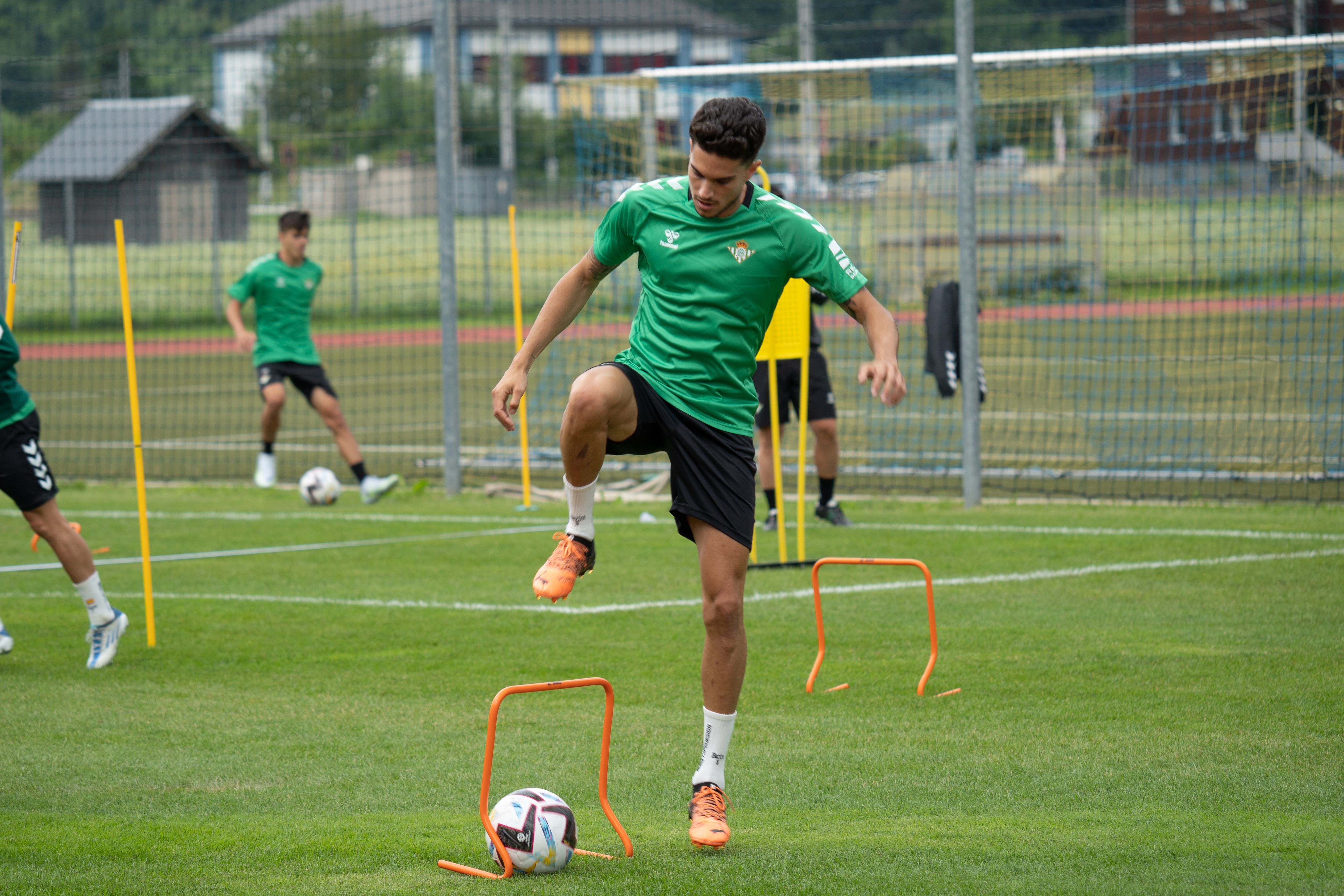  Bartra con el Betis en Austria