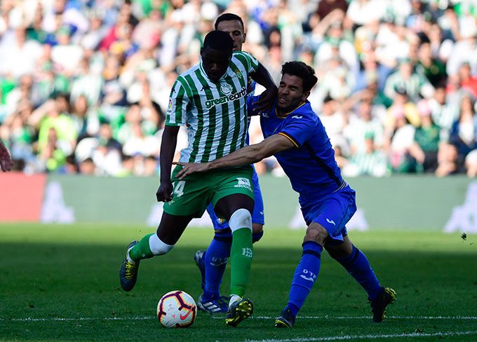  William Carvalho ejecuta un pase (foto: Kiko Hurtado).