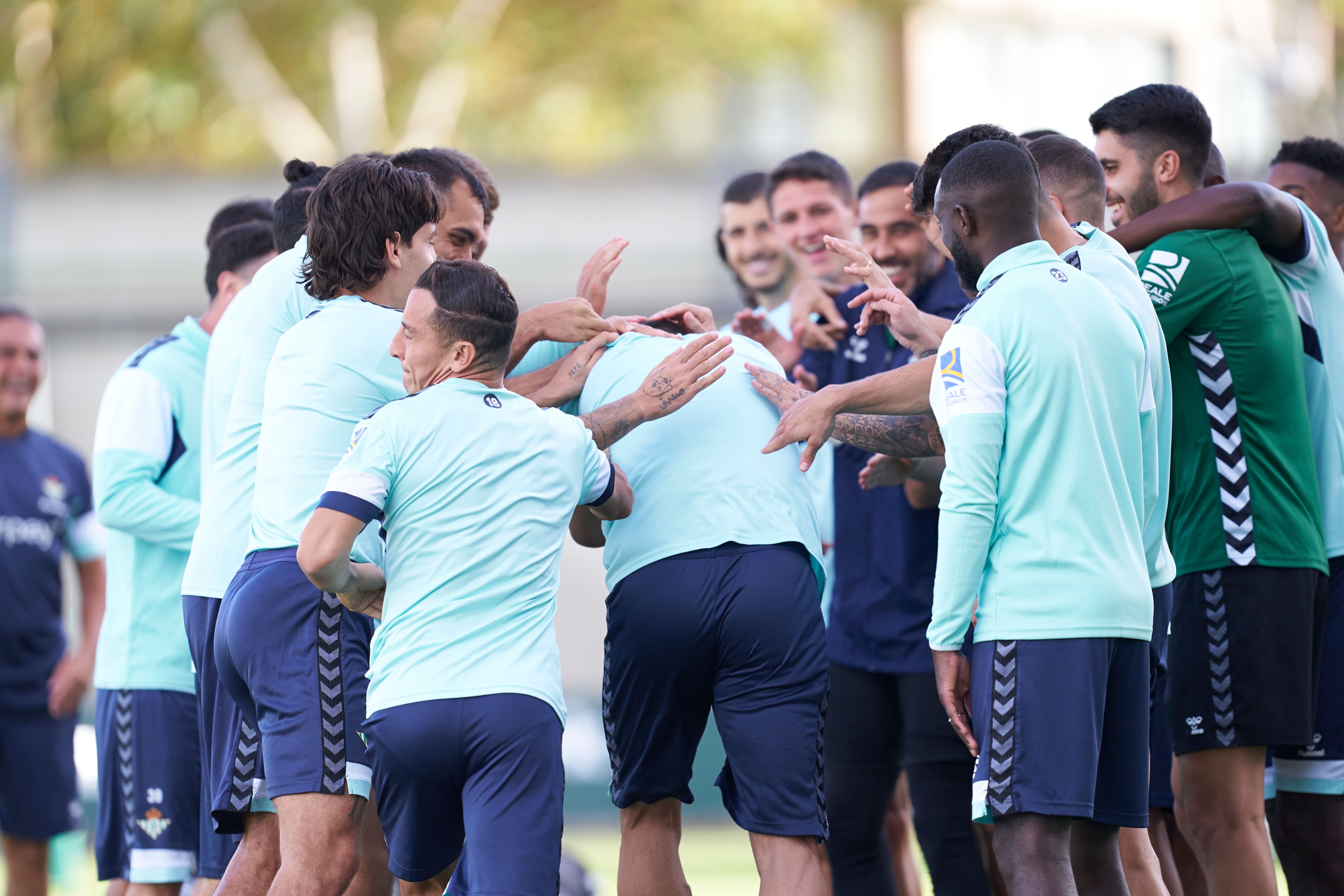 Sokratis atraviesa el pasillito de bienvenida (foto: RBB).