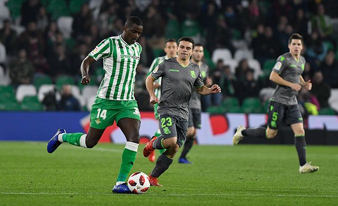  William Carvalho con la pelota en un partido de Copa del Rey contra la Real Sociedad (foto: Kiko Hurtado).