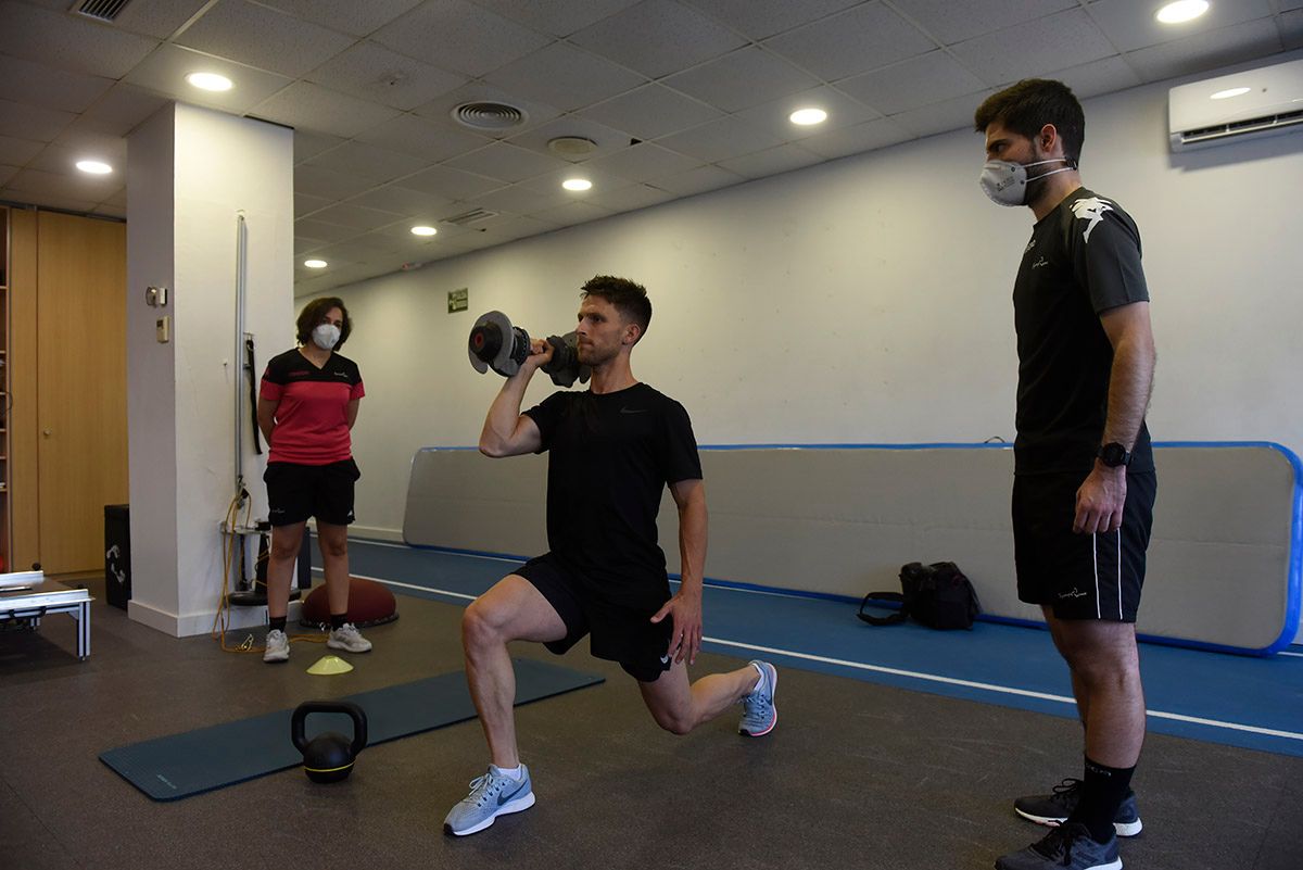  Un deportista trabaja en las instalaciones de Synergic Clinic.