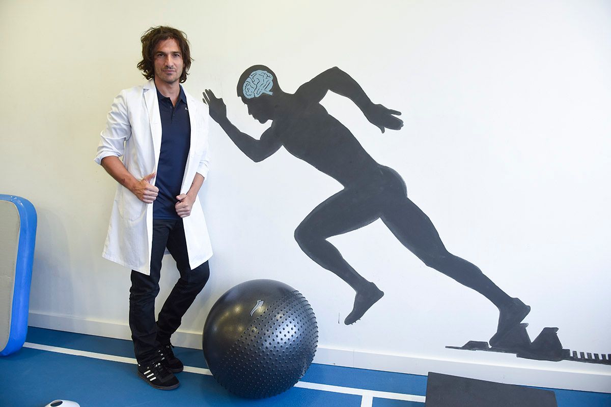  Hugo Salazar se ha puesto la bata mientras sigue con su carrera musical.