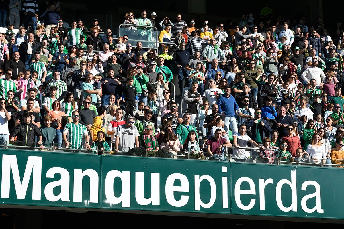  Aficionados del Real Betis en el Benito Villamarín.