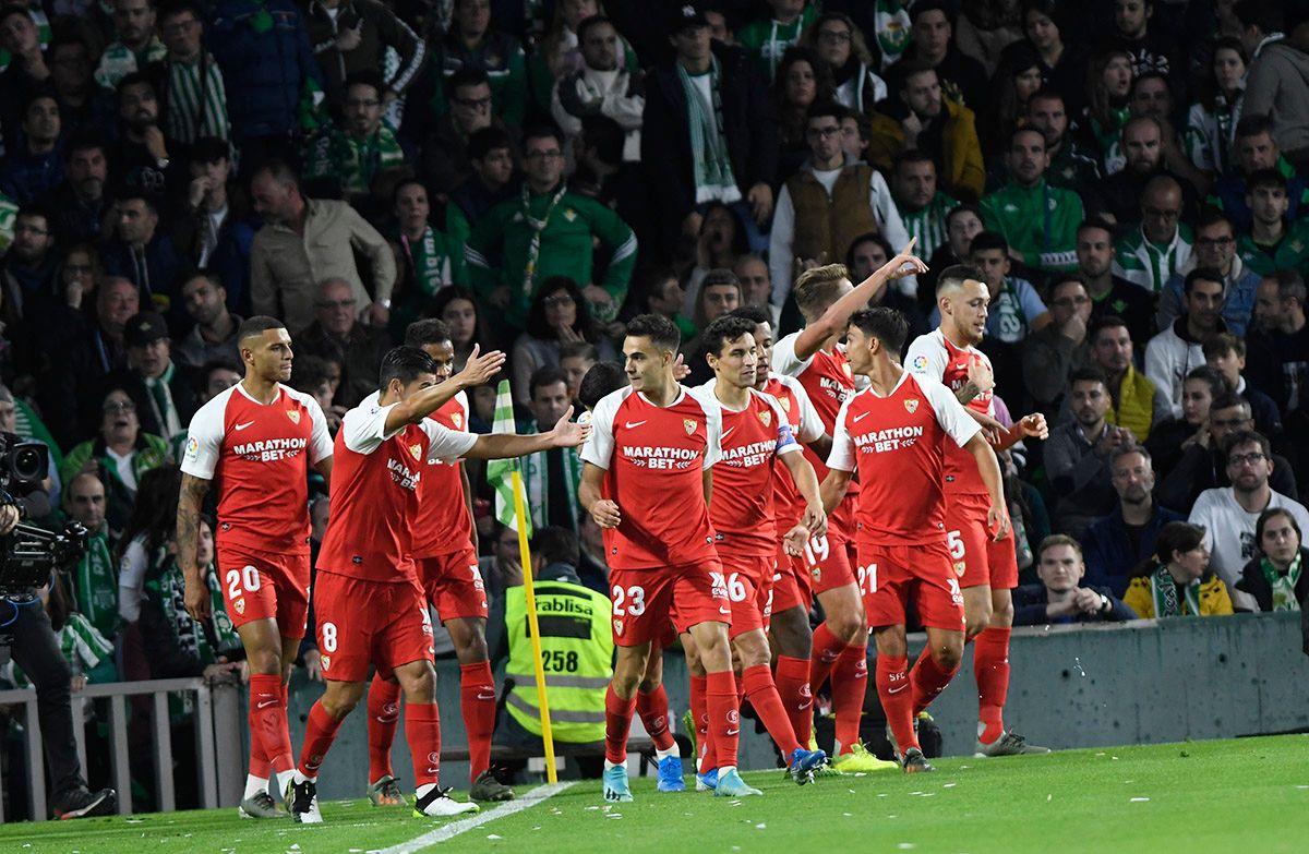  Diego Carlos, Reguilón, Navas y Ocampos celebran un gol en el derbi del VIllamarín.