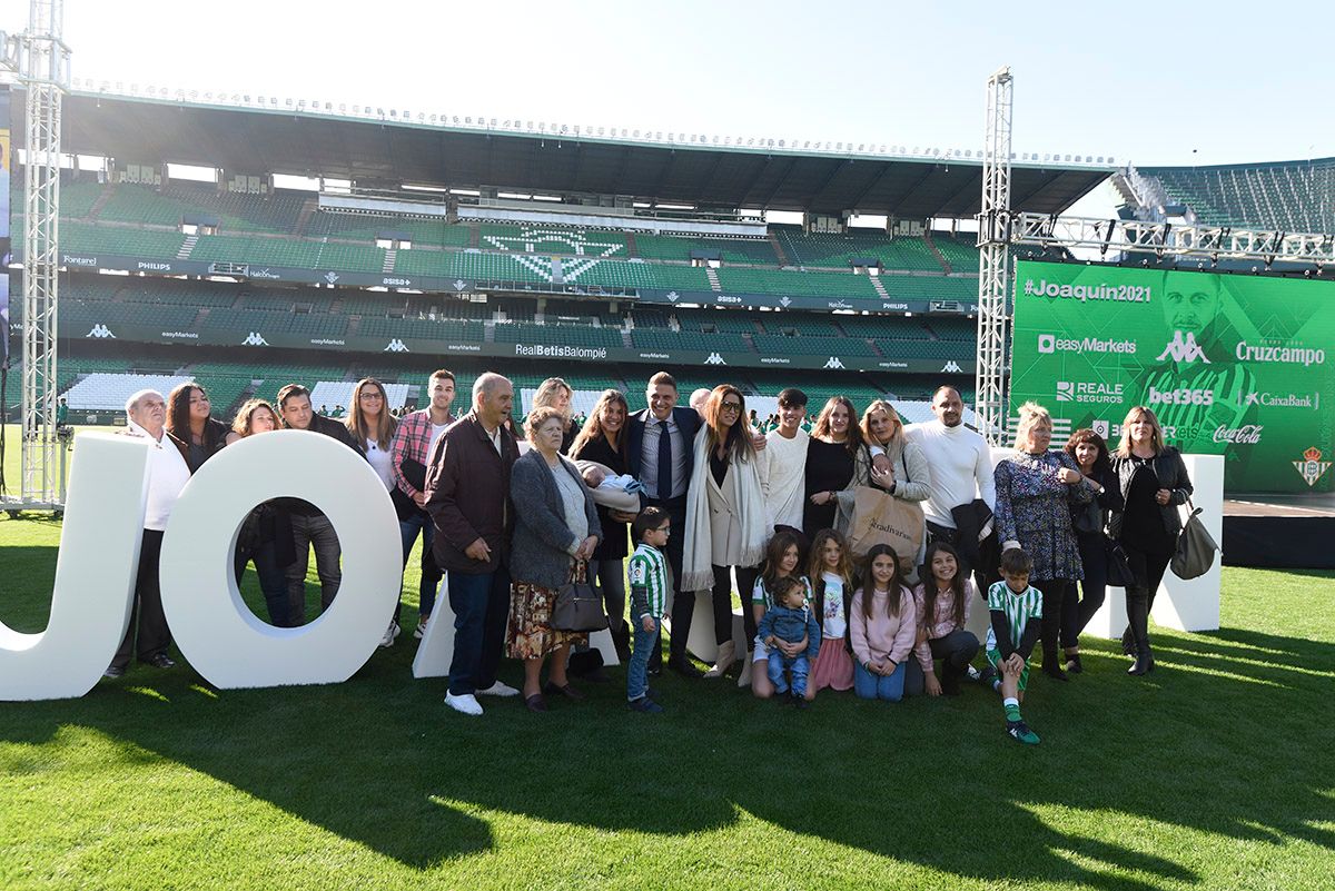 La familia del capitán en el acto de renovación su renovación con el Betis.