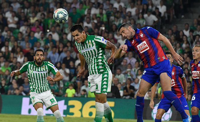  Aïssa Mandi, en el partido ante el Ëibar.