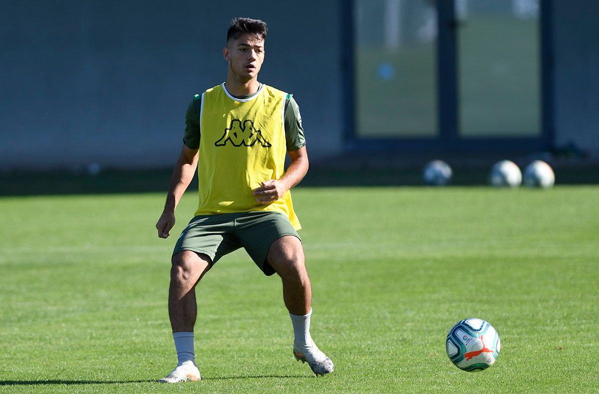  Ismael, en un entrenamiento con el Betis.