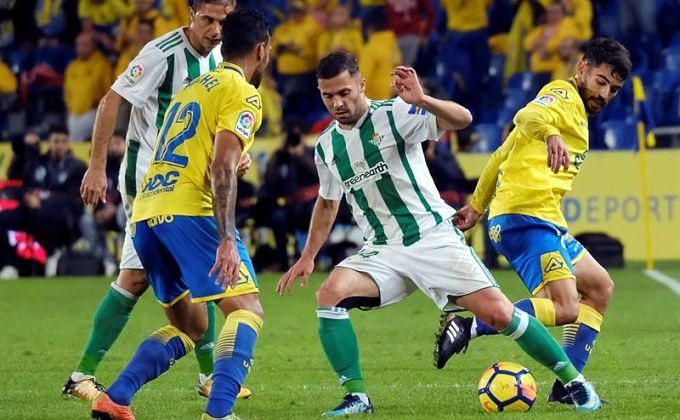 Riza Durmisi con la pelota ante varios jugadores de Las Palmas.