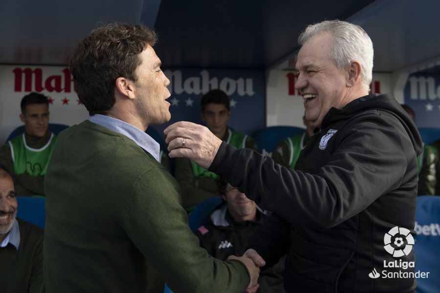  Rubi y Javier Aguirre se saludan antes del partido entre el Betis y el Leganés..