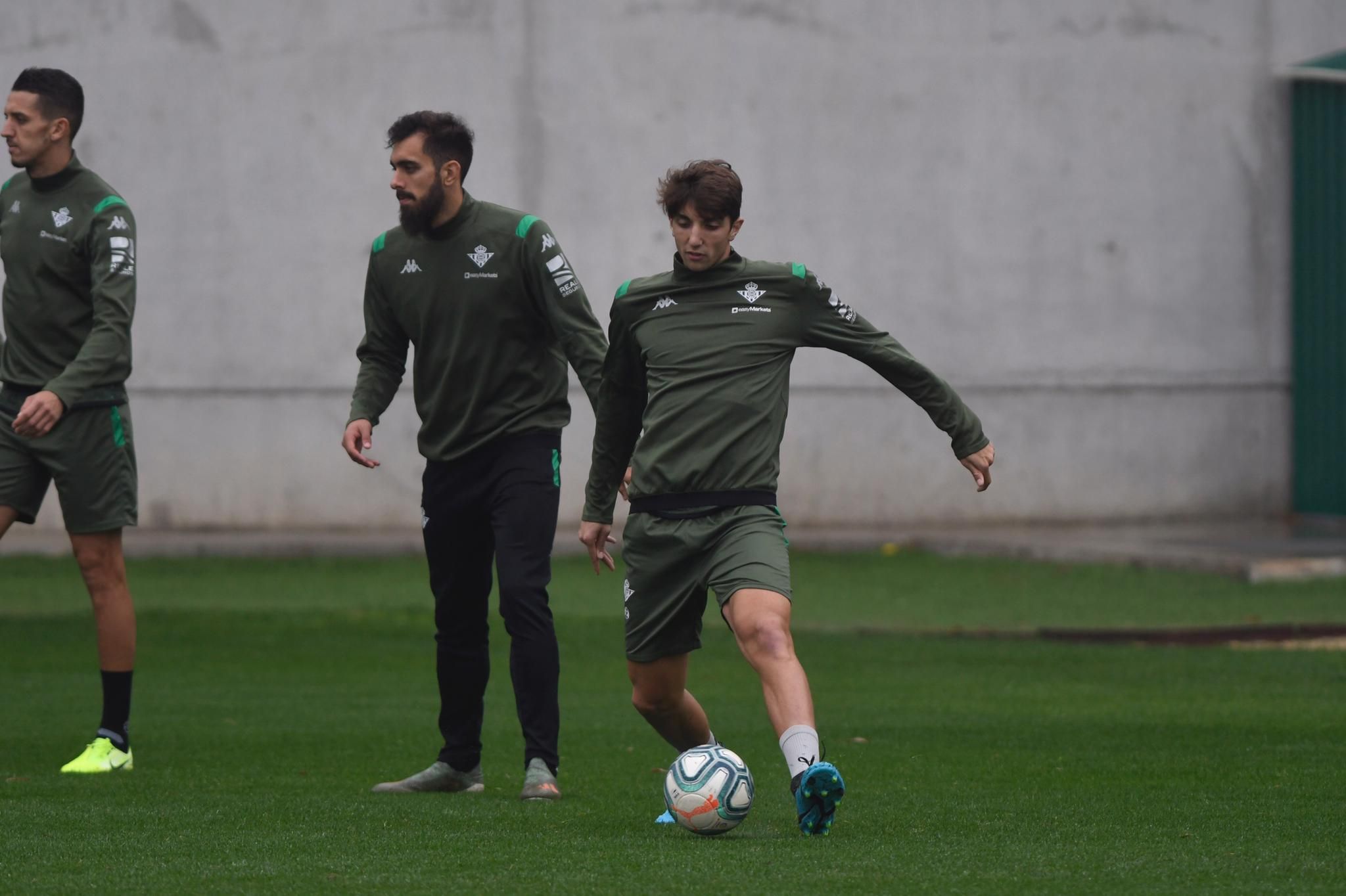  Edgar González en un entrenamiento con el Betis (foto: Kiko Hurtado).