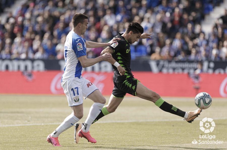  Marc Bartra con la pelota.