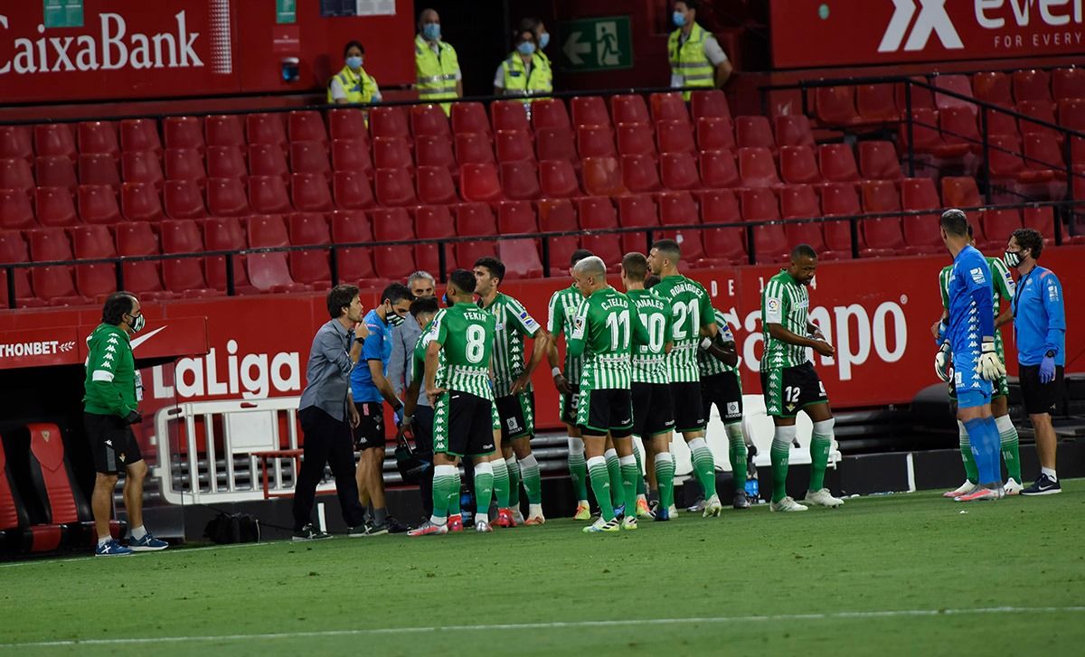  Los jugadores del Betis ante el Sevilla.