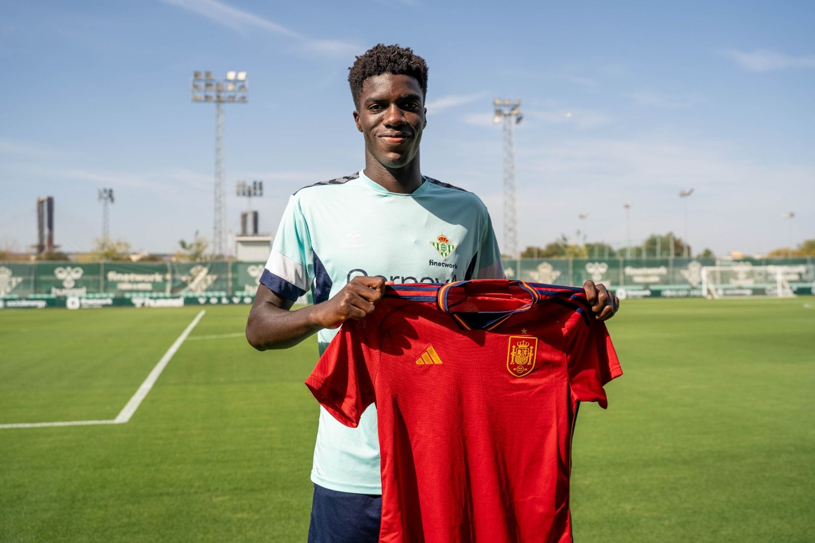 Assane Diao con la camiseta de la selección (foto: RBB).