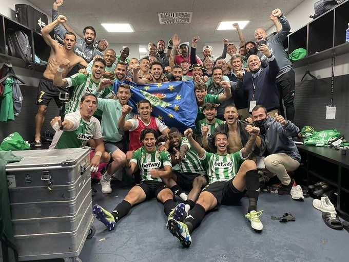  Lo jugadores del Betis celebran su clasificación para la Europa League.