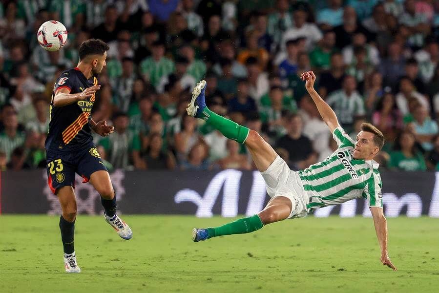  Diego Llorente en una acción del Betis-Girona (foto: EFE).