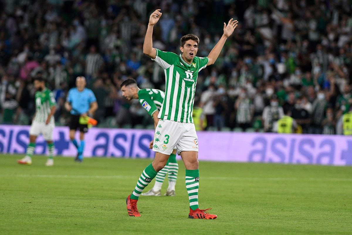 Edgar celebra el triunfo con la grada.