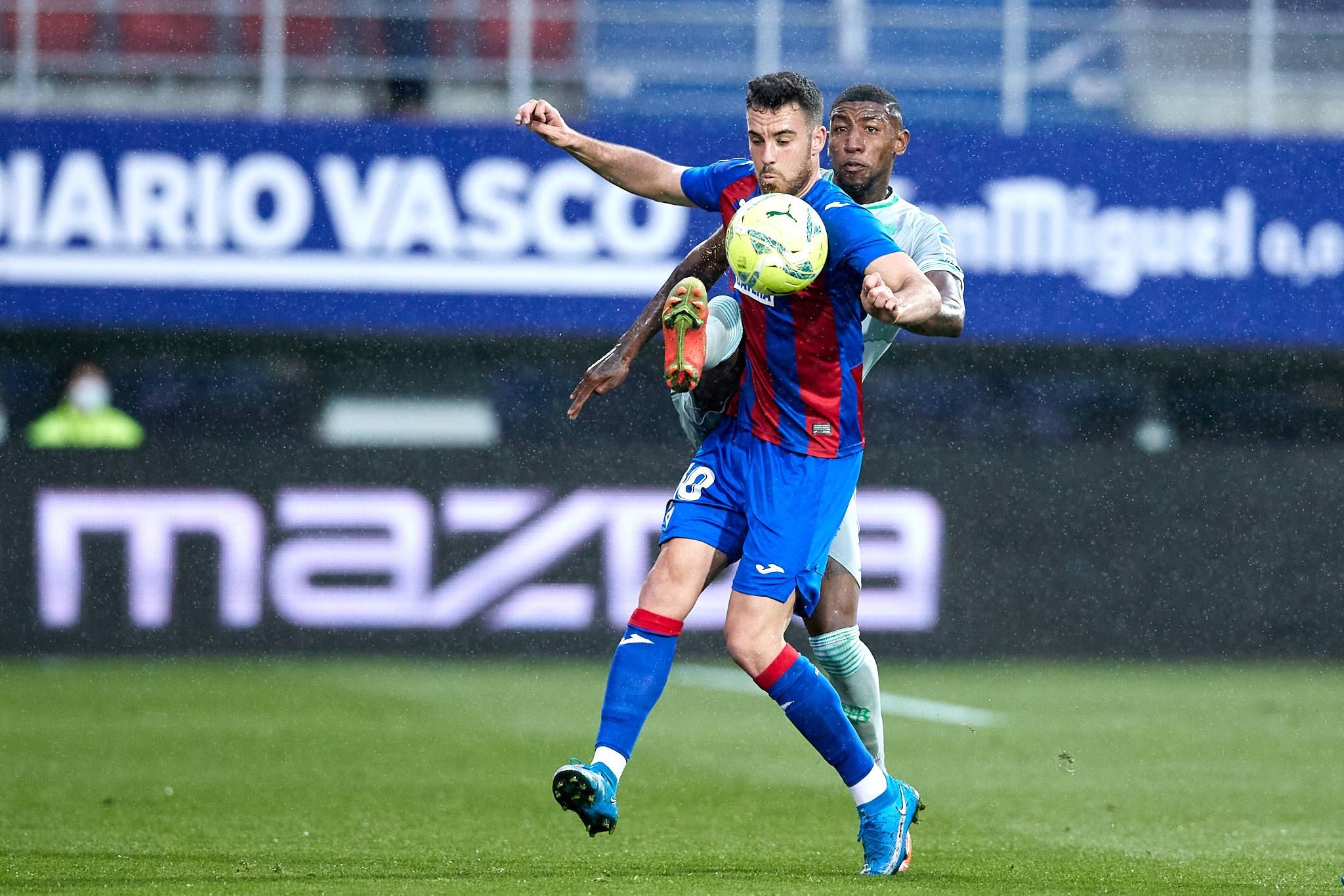 Emerson pelea por un balón en el Eibar-Betis.