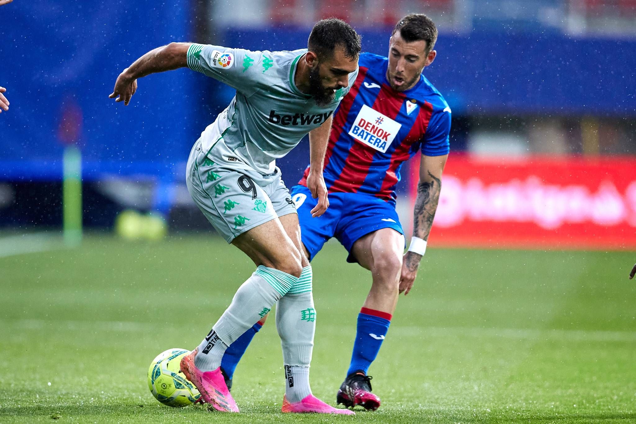  Borja Iglesias con la pelota.